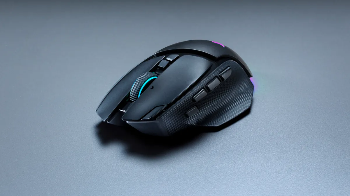 Basilisk V4 Pro ブラックを左前方から見た製品画像。親指側に3つのサイドボタンとマルチファンクショントリガーが並ぶ