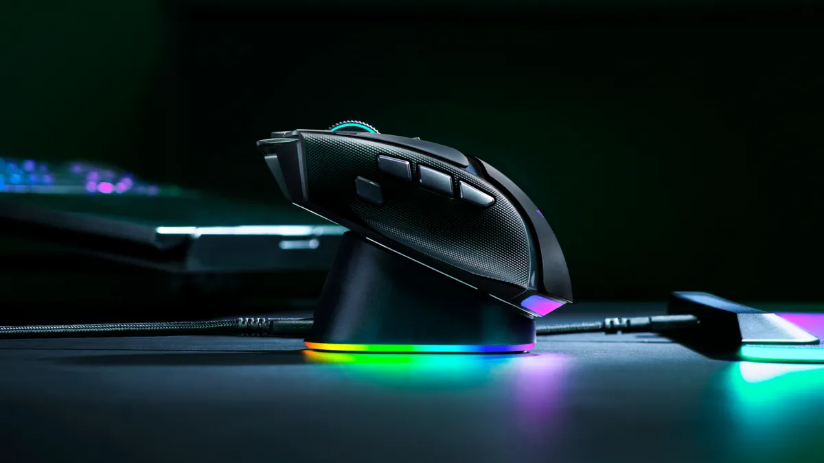 Mouse Dock V2 Proに載せて充電中のBasilisk V4 Pro