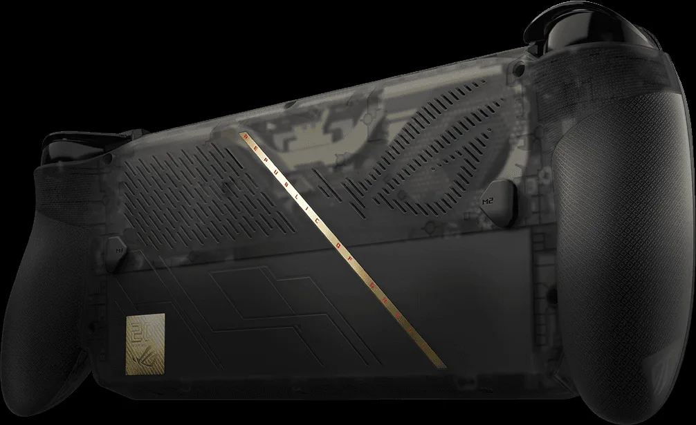 ROG XBOX Ally X20の背面。半透明のボディ越しに内部が見え、ゴールドのラインとROG 20周年記念バッジがある